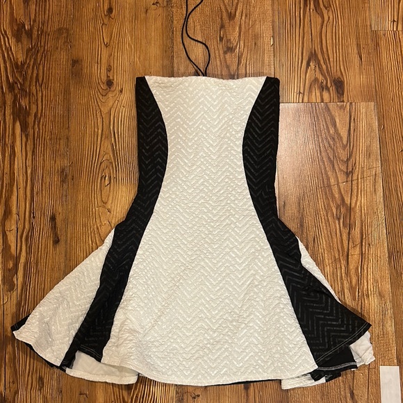 les tout petits Girls Size 12 black and white thick material strapless dress - Picture 1 of 5